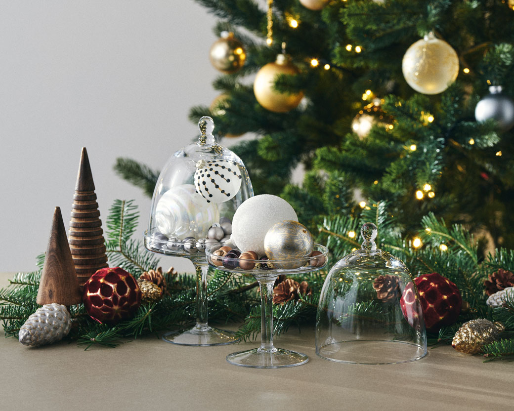 オカベマキコ 雪降るガラスドームとクリスマスツリー - クリスマス